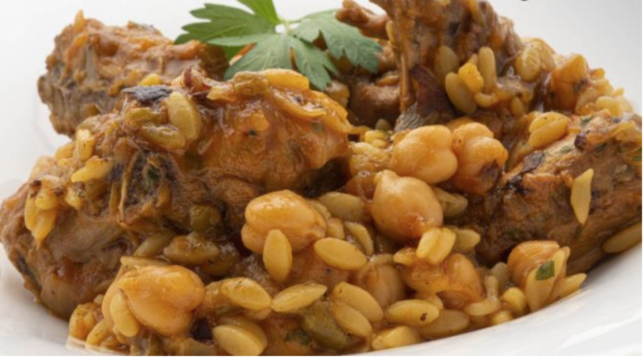 Ensalada variada de brotes tiernos con tomate y conejo con gurullos y garbanzos